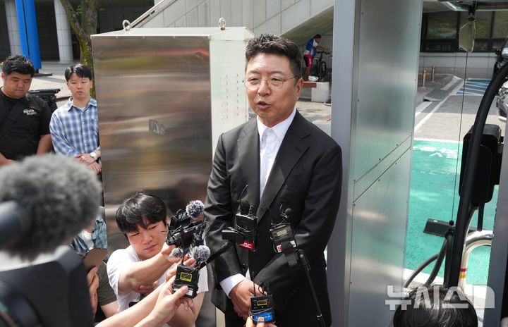 [광주=뉴시스] 김수완 이마트그룹 총괄부사장이 19일 오전 광주 서구 5·18기념문화센터 앞에서 전날 불거진 '탱크데이' 이벤트와 관련한 입장을 밝히고 있다. (사진 = 독자 제공) 2026.05.19. photo@newsis.com