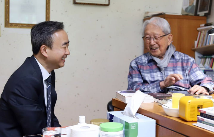 [광주=뉴시스] 더불어민주당 임문영 광주 광산을 국회의원 보궐선거 후보가 지난 18일 윤공희 대주교를 만나 대화를 나누고 있다. (사진=임 후보 측 제공) 2026.05.19. photo@newsis.com *재판매 및 DB 금지