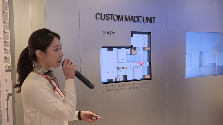 [서울=뉴시스] '압구정 현대 갤러리아' 홍보관에서 설명을 진행하고 있다. 2026.05.19. bsg05107@newsis.com *재판매 및 DB 금지