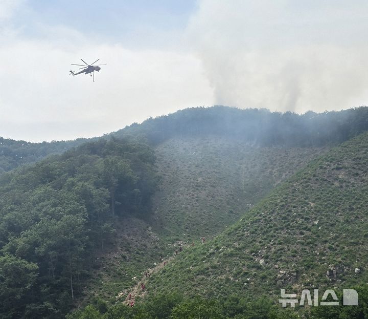 [음성=뉴시스] 19일 오전 충북 음성군 음성읍 야산에서 불이나 진화헬기가 산불을 끄고 있다. (사진= 음성소방서 제공) 2026.05.19. photo@newsis.com *재판매 및 DB 금지