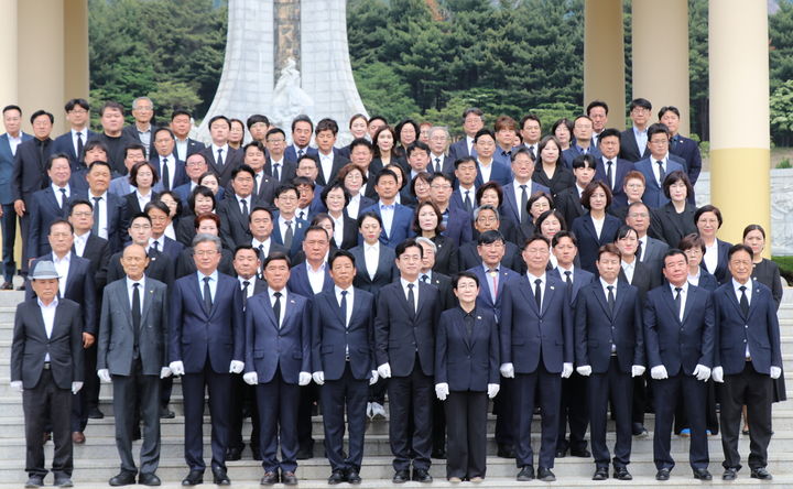[대전=뉴시스] 조명휘 기자 = 6·3지방선거 더불어민주당 대전 지역 선거 출마자 등이 19일 대전현충원을 찾아 참배한 뒤 사진을 찍고 있다. (사진= 민주당 대전시당 선대위 제공) 2026.05.19. photo@newsis.com *재판매 및 DB 금지