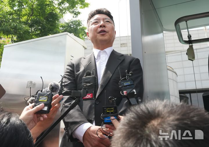[광주=뉴시스] 김수완 이마트그룹 총괄부사장이 19일 오전 광주 서구 5·18기념문화센터 앞에서 전날 불거진 '탱크데이' 이벤트와 관련한 입장을 밝히고 있다. (사진 = 독자 제공) 2026.05.19. photo@newsis.com