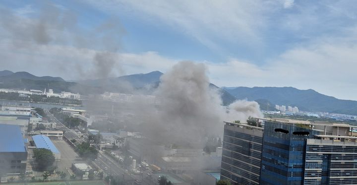 [구미=뉴시스] 19일 오후 1시21분께 경북 구미시 공단동 한 폐배터리 재활용 공장에서 불이 났다. (사진=경북소방본부 제공) 2026.05.19. photo@newsis.com *재판매 및 DB 금지