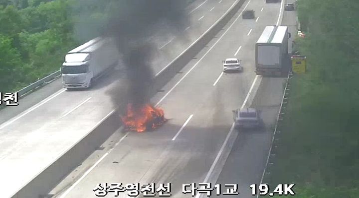[구미=뉴시스] 19일 오후 1시2분께 경북 구미시 도개면 다곡리 상주영천고속도로 상주 방향 19.4㎞ 지점에서 차량 화재가 발생했다. (사진=경북소방본부 제공) 2026.05.19. photo@newsis.com *재판매 및 DB 금지