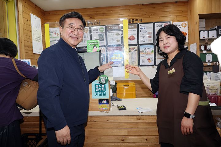 [서울=뉴시스] 윤호중 행정안전부 장관이 고유가지원금 2차 신청 둘째 날인 19일 오전 서울 영등포구 문래동 주민센터를 방문하여 지급 현장 상황 등을 점검하고 있다.. (사진=행안부). *재판매 및 DB 금지