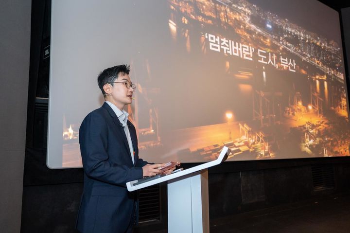 [부산=뉴시스] 개혁신당 정이한 부산시장 후보가 19일 부산 연제구 아시아드CGV에서 비전발표회를 열었다. (사진=정이한 서거대책위원회 제공) 202605.19. photo@newsis.com *재판매 및 DB 금지