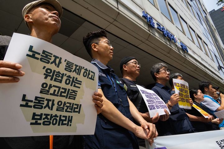 [서울=뉴시스] 전국민주노동조합총연맹(민주노총)이 19일 오전 서울지방노동청 앞에서 '특수고용·플랫폼 노동기본권 확대하는 ILO 플랫폼 노동 협약 채택 촉구 기자회견'을 진행하고 있다. (사진=전국민주노동조합총연맹 제공) 2026.05.19. photo@newsis.com *재판매 및 DB 금지