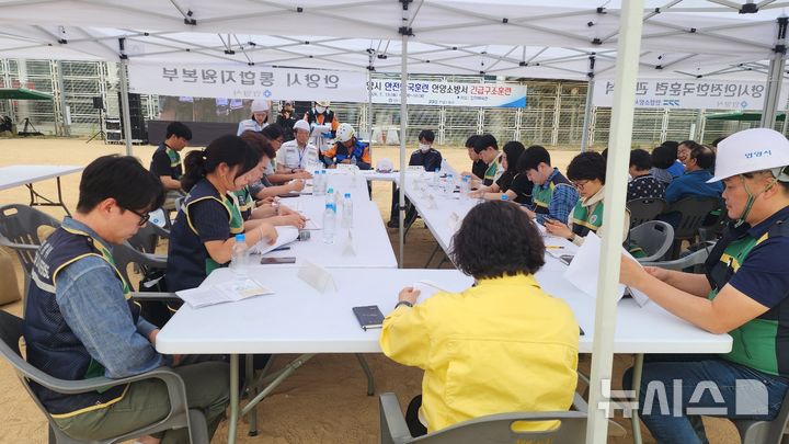 [안양=뉴시스] 안양시가 안양종합운동장 체육관 및 보조경기장에서 규모 6.0의 지진 발생을 가정한 가운데 훈련을 하고 있다. (사진=안양시 제공). 2026.05.19.photo@newsis.com
