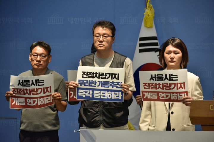 [서울=뉴시스] 기자회견하는 김정섭 서울교통공사 노조위원장 등. (사진=서울교통공사노조 제공) 2026.05.19. photo@newsis.com *재판매 및 DB 금지