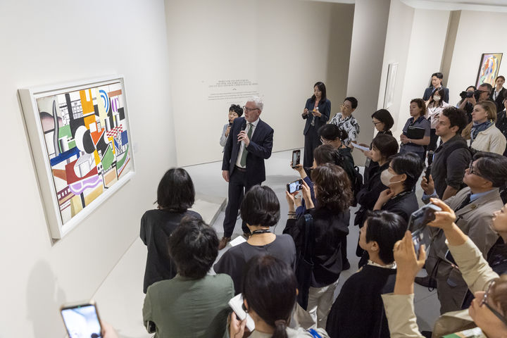 [서울=뉴시스]박현주 미술전문기자=19일 서울 여의도 ‘센터 퐁피두 한화(Centre Pompidou Hanwha)’에서 열린 기자간담회에서 크리스티앙 브리앙(Christian Briend) 퐁피두센터 수석 큐레이터가 개관전 ‘큐비즘: 시각의 혁신(The Cubists: Inventing Modern Vision)’ 출품작을 설명하고 있다. 2026.05.19. hyun@newsis.com *재판매 및 DB 금지
