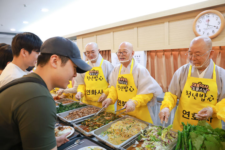 [서울=뉴시스] 19일 서울 연화사에서 열린 '청년밥심' 행사에 참석한 대한불교조계종 진우스님(오른쪽에서 두번째) (사진=대한불교조계종 제공) 2026.05.19. photo@newsis.com *재판매 및 DB 금지