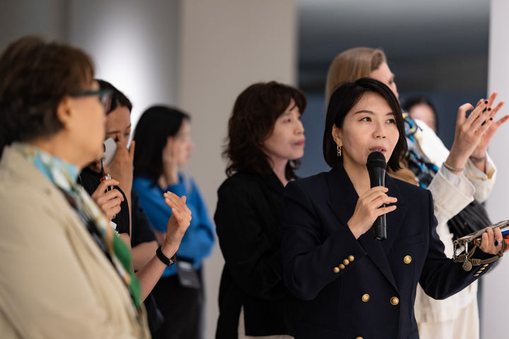 조주현 큐레이터가 특별 섹션 ‘KOREA FOCUS : 모던 아방가르드를 향한 꿈의 지도’전시를 설명하고 있다. *재판매 및 DB 금지