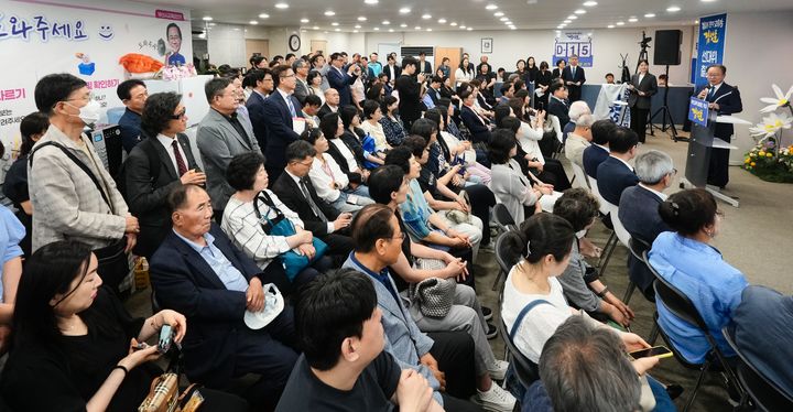 [부산=뉴시스] 김석준 부산시교육감 후보 캠프는 19일 오후 부산 부산진구의 한 건물에 마련된 선거사무소에서 선거대책위원회 출범식을 개최했다고 밝혔다. (사진=김석준 후보 캠프 제공) 2026.05.19. photo@newsis.com *재판매 및 DB 금지