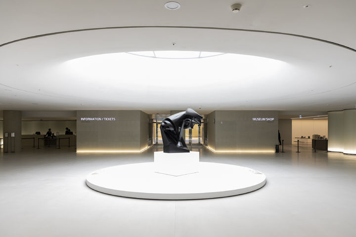 [서울=뉴시스]박현주 미술전문 기자= 19일 서울 여의도 ‘센터 퐁피두 한화(Centre Pompidou Hanwha)’ 1층 로비에 퐁피두센터 소장품인 레몽 뒤샹-비용(Raymond Duchamp-Villon)의 청동 조각 ‘대형 말(The Large Horse·1914/1976)’이 설치돼 있다. 큐비즘 조각의 대표작으로 꼽히는 이 작품은 개관전 ‘큐비즘: 시각의 혁신(The Cubists: Inventing Modern Vision)’의 상징처럼 배치됐다. 2026.05.19. hyun@newsis.com *재판매 및 DB 금지