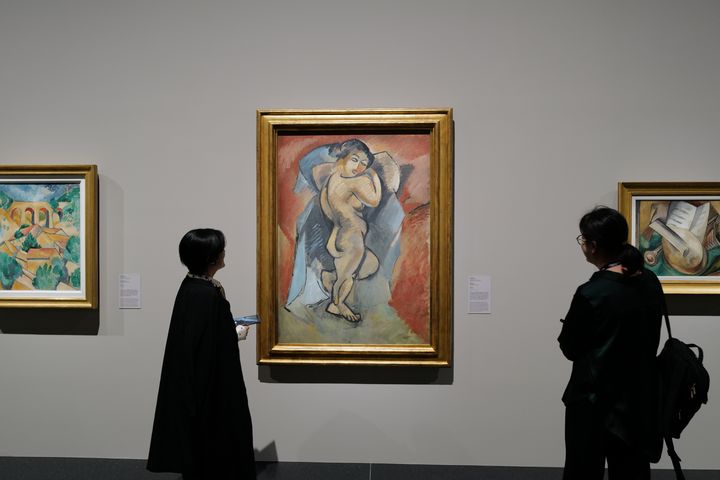 19일 서울 여의도 ‘센터 퐁피두 한화(Centre Pompidou Hanwha)’에서 열린 기자간담회에서 참석자들이 개관전 ‘큐비즘: 시각의 혁신(The Cubists: Inventing Modern Vision)’에 출품된 조르주 브라크(Georges Braque)의 ‘대형 누드(Large Nude·1907~1908)’를 관람하고 있다. 2026.05.19. hyun@newsis.com *재판매 및 DB 금지