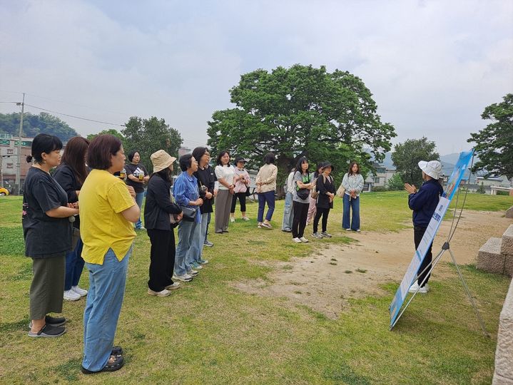 [안산=뉴시스] 안산시가 안산읍성에서 '내가 안산 문화기획가' 현장 답사를 진행 중이다. (사진=안산시 제공) 2026.05.19. photo@newsis.com *재판매 및 DB 금지