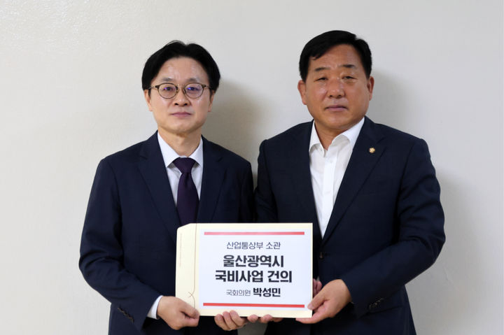 [울산=뉴시스] 국민의힘 박성민 의원(울산 중구)은 19일 김정관 산업통상부 장관을 만나 울산 미래산업 육성과 핵심 국비사업 지원을 요청했다. (사진=박성민 의원실 제공) 2026.05.19. photo@newsis.com *재판매 및 DB 금지