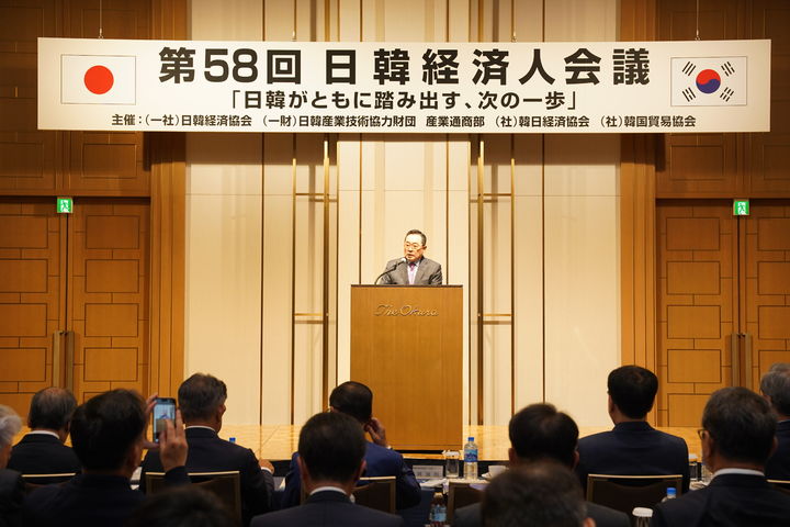 [서울=뉴시스] 제58회 한일경제인회의에서 구자열 한일경제협회 회장(LS 이사회 의장)이 개회인사를 하고 있다. (사진=한일경제협회 제공) 2026.05.19.photo@newsis.com *재판매 및 DB 금지