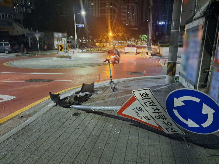 [부산=뉴시스] 19일 오전 1시40분께 부산 연제구의 한 회전교차로를 주행 중이던 승용차가 보도에 설치된 교통표지판을 들이받았다. (사진=부산경찰청 제공) 2026.05.19. photo@newsis.com *재판매 및 DB 금지