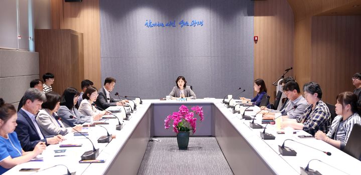 [광명=뉴시스] 최혜민 광명시장 권한대행이 19일 시청 컨퍼런스룸에서 '광명시 전략적 재원 재구조화 연구용역' 착수보고회를 주재하고 있다. (사진=광명시 제공) 2026.05.19. photo@newsis.com *재판매 및 DB 금지
