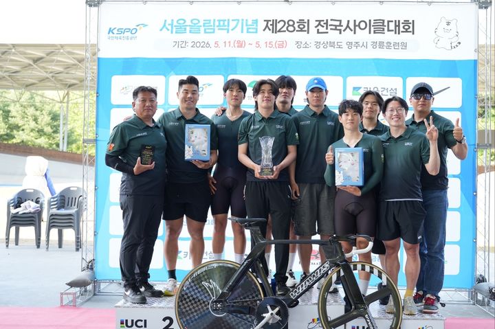 [양양=뉴시스] 사이클대회 시상식 모습.(사진=양양군 제공)photo@newsis.com *재판매 및 DB 금지