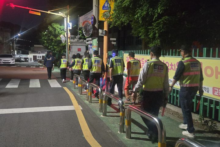 [광주=뉴시스] 광주 서부경찰서는 광주시 자치경찰위원회, 시민경찰대와 함께 광주여고 및 화정초등학교 일대에서 학교 주변 범죄 예방을 위한 합동 순찰을 실시했다. (사진=서부서 제공) 2026. 05.19. photo@newsis.com *재판매 및 DB 금지