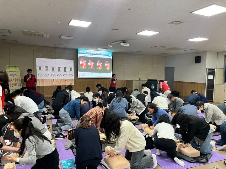 [광주=뉴시스] 광주 남구 '4분의 기적 응급 처치' 교육 모습. (사진=남구 제공) 2026.05.19. photo@newsis.com photo@newsis.com *재판매 및 DB 금지