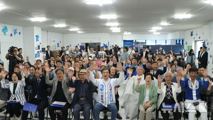 [평택=뉴시스] 조국혁신당 조국 후보 '더 큰 평택 선거대책위원회' 출범식 (사진=조국 후보 선거사무실 제공) 2026.05.19.photo@newsis.com 