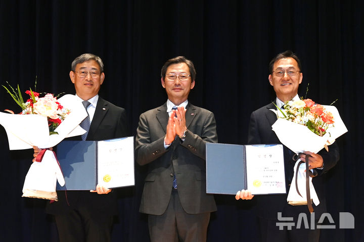 [세종=뉴시스]한국전력기술은 19일 주주총회를 열고 김종민 기획관리본부장과 장병용 에너지신사업본부장을 각각 상임이사로 선임했다. 김종민 상임이사(왼쪽)와 장병용 상임이사(오른쪽)가 한전기술 김태균 사장(가운데)과 기념촬영을 하고 있다.(사진=한전기술 제공)