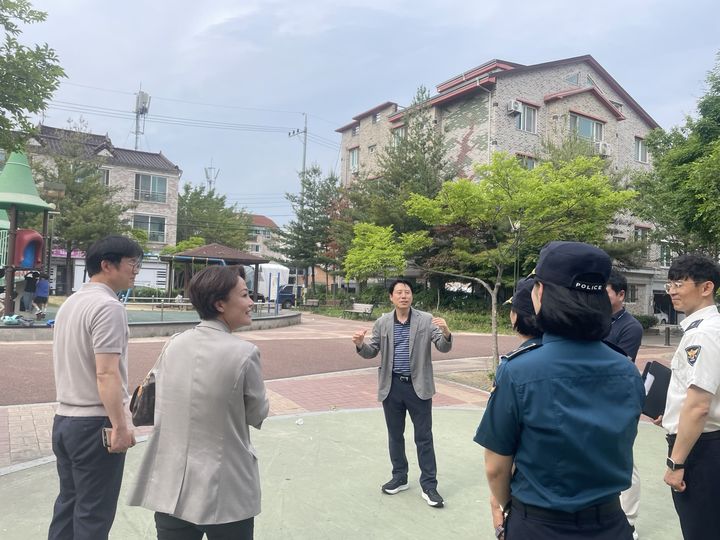 [전주=뉴시스] 19일 빈중석 전북경찰청 생활안전부장(왼쪽 세 번째)과 경찰 관계자, 녹색어머니회 관계자들이 전북 전주시 문학초등학교 일대에서 통학로 안전점검을 진행하고 있다. (사진=전북경찰청 제공) 2026.05.19. photo@newsis.com *재판매 및 DB 금지