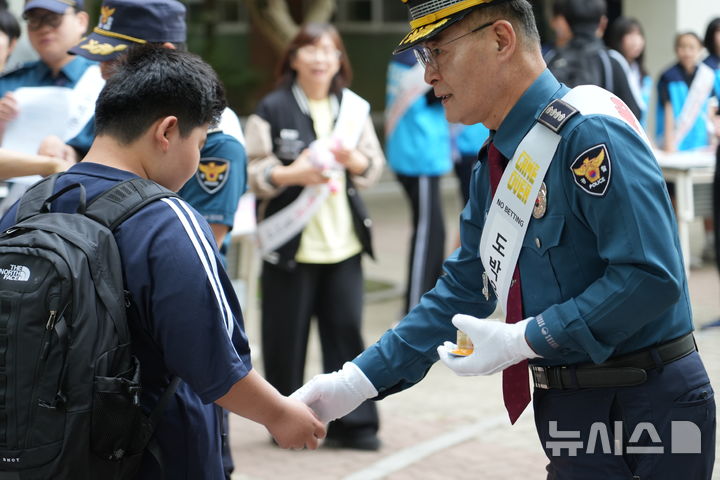 부천 오정경찰, 청소년 사이버도박·학교폭력 예방캠페인