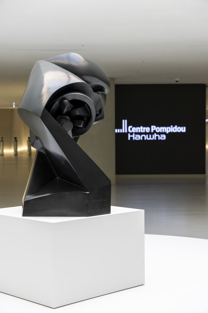 퐁피두센터 한화 1층 로비에 설치된 퐁피두센터 소장품인 레몽 뒤샹-비용(Raymond Duchamp-Villon)의 청동 조각 ‘대형 말(The Large Horse·1914/1976)’.. 큐비즘 조각의 대표작으로 꼽히는 작품이다. *재판매 및 DB 금지