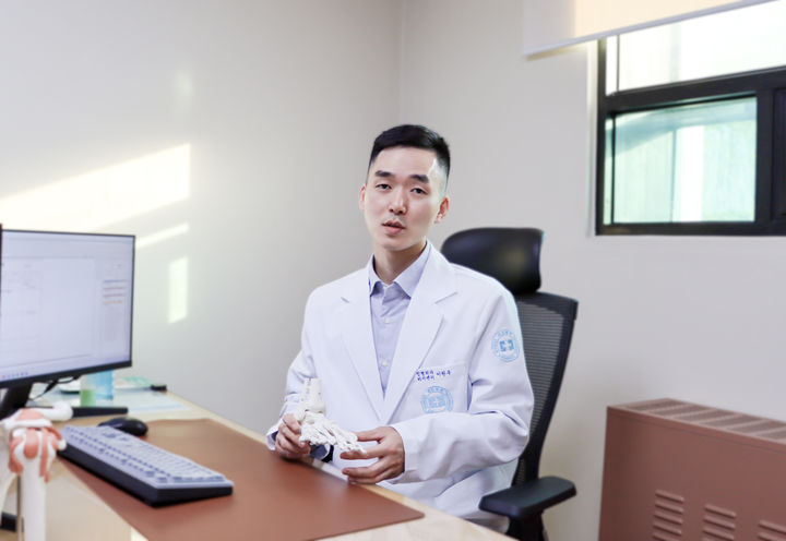 [서울=뉴시스] 19일 의료계에 따르면 지간신경종은 쉽게 말하면 발 앞쪽에서 신경이 눌려 생기는 신경통이다. 발가락 사이를 지나가는 신경이 반복적으로 눌리면서 두꺼워지고 통증을 유발하는 질환이다. (사진=세란병원 제공) 2026.05.19. photo@neweis.com *재판매 및 DB 금지