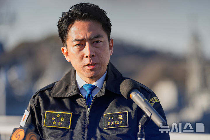 [요코스카=AP/뉴시스] 19일 니혼게이자이신문 등에 따르면 일본 정부계 금융기관인 일본정책투자은행(DBJ)이 일본 내 무기 제조 관련 기업에 대한 투자와 융자를 사실상 허용했다. 고이즈미 신지로 일본 방위상이 2026년 1월30일 도쿄 남쪽 가나가와현 해상자위대 요코스카지방총감부에서 취재진과 대화하고 있는 모습. 2026.05.19.