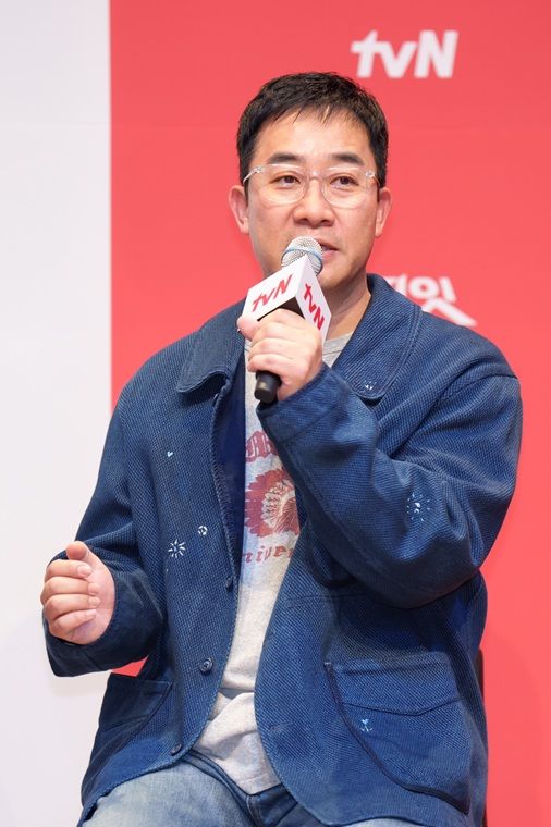 [서울=뉴시스] 19일 서울 마포구 CJ ENM 탤런트스튜디오에서 열린 tvN 예능 프로그램 '킬잇: 스타일 크리에이터 대전쟁' 제작발표회에서 이원형 CP가 질의응답을 하고 있다. (사진=tvN 제공) 2026.05.19. photo@newsis.com *재판매 및 DB 금지
