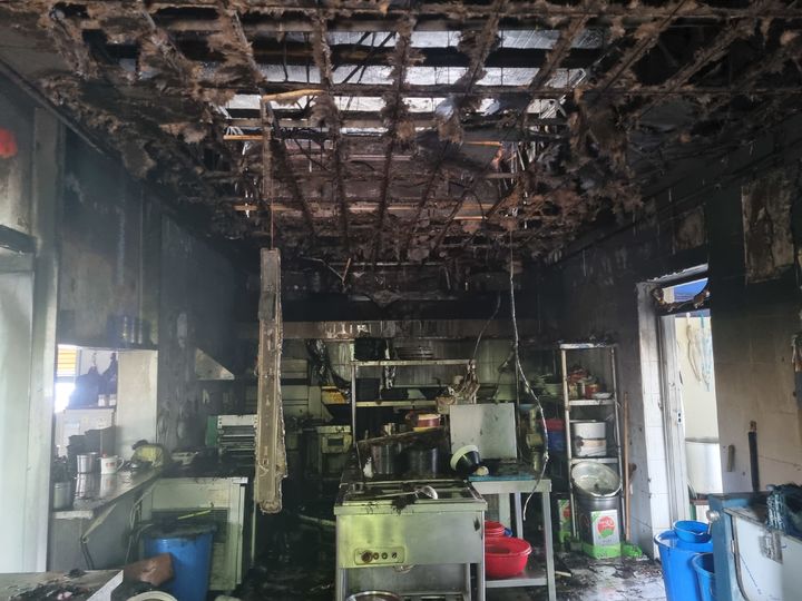[익산=뉴시스] 19일 오전 8시23분께 전북 익산시 춘포면의 한 음식점 주방에서 불이 나 내부가 그을려있다. (사진=전북도소방본부 제공) 2026.05.19. photo@newsis.com *재판매 및 DB 금지