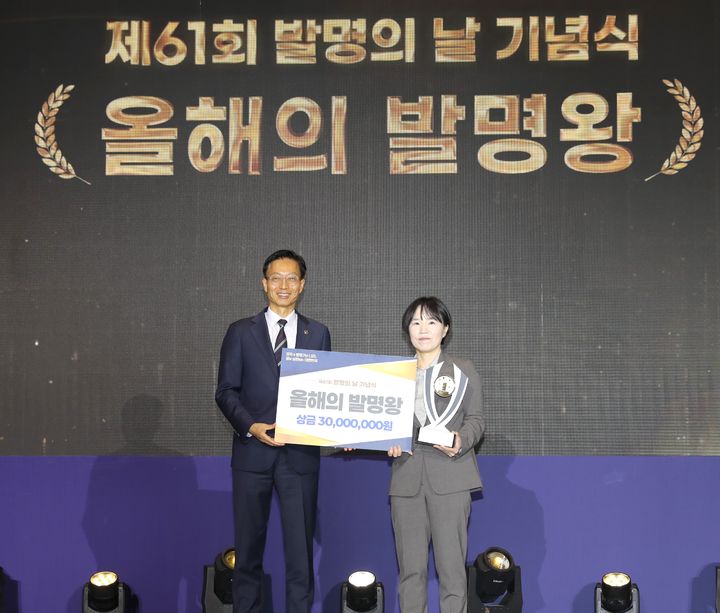 [서울=뉴시스] 19일 김용선 지식재선처장(왼쪽)이 2026년 '올해의 발명왕'으로 선정된 ㈜케어젠 김은미 부사장을 시상한 뒤 기념촬영을 하고 있다.(사진=지식재산처 제공) *재판매 및 DB 금지