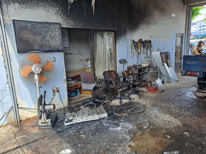 [남원=뉴시스] 19일 오후 2시28분께 전북 남원시 동충동의 한 금속 가공 업체에서 불이 나 건물 일부분이 그을려 있다. (사진=전북도소방본부 제공) 2026.05.19. photo@newsis.com *재판매 및 DB 금지