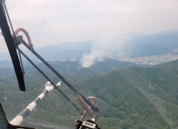 [문경=뉴시스] 경북 문경시 가은읍 갈전리 야산에서 산불이 발생해 연기가 나고 있다. (사진=경북소방본부 제공) 2026.05.19. photo@newsis.com *재판매 및 DB 금지