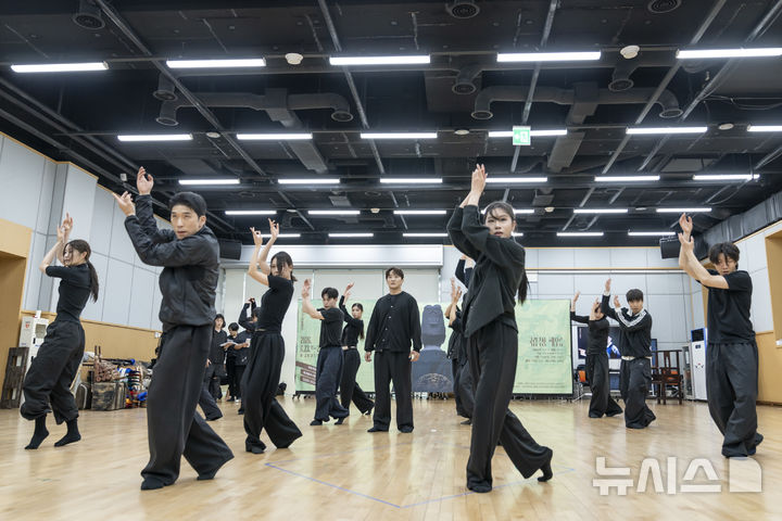  [서울=뉴시스]19일 오후 서울 중구 국립극장 뜰아래연습장에서 국립창극단 신작 '효명' 시연회가 열렸다. 남녀 무용수들이 군무를 펼치고 있다. (사진=국립극장 제공)