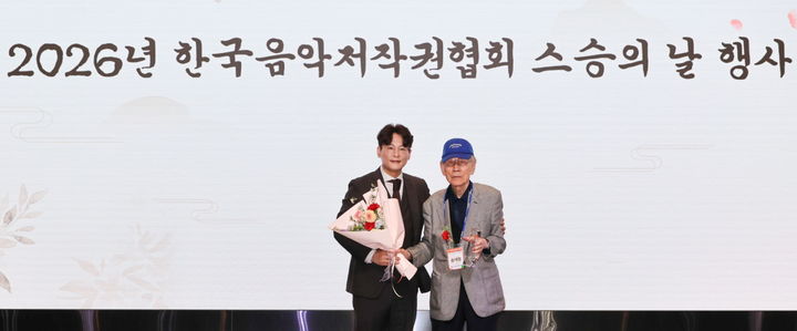 [서울=뉴시스] 음저협, 스승의 날 행사에서 원로 음악인에 감사패와 꽃다발 전달. (사진 = 음저협 제공) 2026.05.19. photo@newsis.com *재판매 및 DB 금지