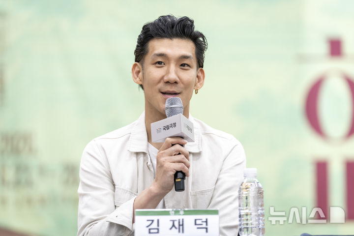 [서울=뉴시스]19일 오후 서울 중구 국립극장 뜰아래연습장에서 열린 국립창극단 신작 ‘효명’ 라운드 인터뷰에서 김재덕 안무가가 질문에 답변하고 있다. (사진=국립극장 제공)
