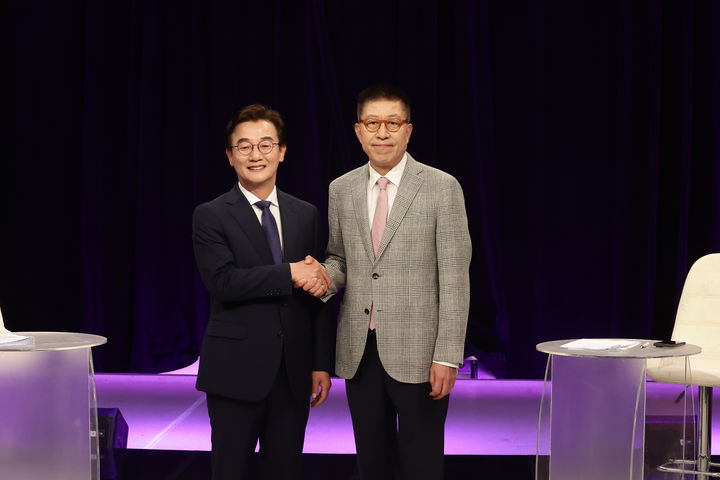 [부산=뉴시스] 6·3전국동시지방선거 부산시장 후보자 토론회가 열린 19일 부산 해운대구 KNN에서 전재수(왼쪽) 더불어민주당 후보와 박형준 국민의힘 후보가 토론 전 악수를 하고 있다. (사진=박형준 선거대책위원회 제공) 2026.05.19. photo@newsis.com *재판매 및 DB 금지