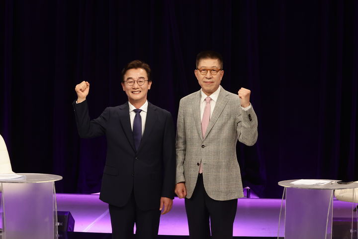 [부산=뉴시스] 6·3전국동시지방선거 부산시장 후보자 토론회가 열린 19일 부산 해운대구 KNN에서 전재수(왼쪽) 더불어민주당 후보와 박형준 국민의힘 후보가 토론 전 파이팅을 외치고 있다. (사진=박형준 선거대책위원회 제공) 2026.05.19. photo@newsis.com *재판매 및 DB 금지