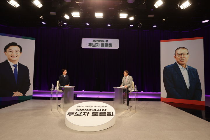 [부산=뉴시스] 6·3전국동시지방선거 부산시장 후보자 토론회가 열린 19일 부산 해운대구 KNN에서 전재수(왼쪽) 더불어민주당 후보와 박형준 국민의힘 후보 모습. (사진=박형준 선거대책위원회 제공) 2026.05.19. photo@newsis.com *재판매 및 DB 금지