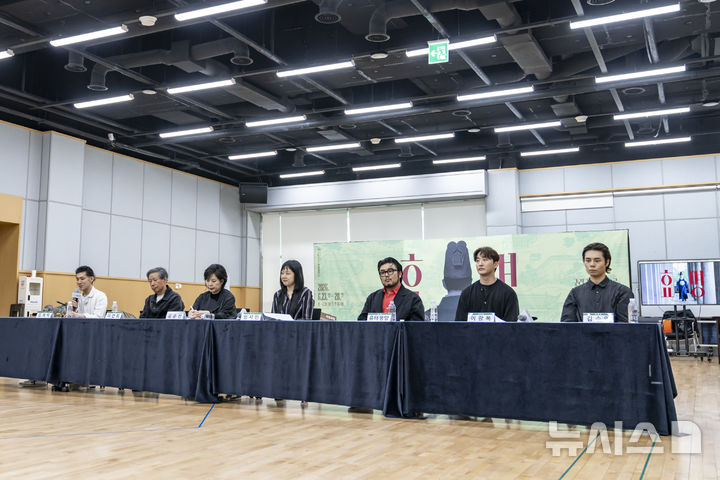  [서울=뉴시스]19일 오후 서울 중구 국립극장 뜰아래연습장에서 국립창극단 신작 '효명' 라운드인터뷰가 열렸다. 왼쪽부터 김재덕 안무가, 이만희 극작가, 유은선 국립창극단 예술감독 겸 단장, 임지민 연출, 유태평양 소리꾼 겸 작창가, 이광복 국립창극단 단원, 김수인 단원. (사진=국립극장 제공) 