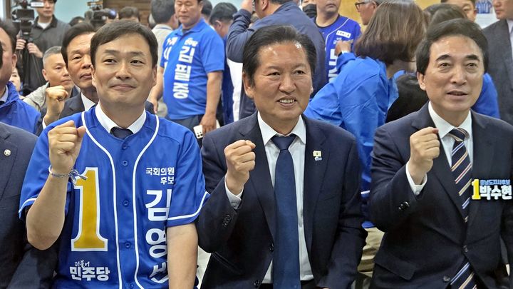 [공주=뉴시스] 송승화 기자 = 19일 선거 승리를 다짐하며 더불어민주당 김영빈 후보가 충남 공주시 신관동 자신의 선거사무소에서 정청래 당대표, 박수현 충남도지사 후보와 함께 주먹을 쥐고 자신감을 드러냈다. 2026.05.19. ssong1007photo@newsis.com. *재판매 및 DB 금지