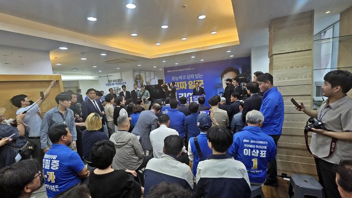 [공주=뉴시스] 송승화 기자 = 충남 공주시 신관동 더불어민주당 김영빈 후보 선거사무소 선거대책위원회 발대식 모습. 2026.05.19. ssong1007@newsis.com *재판매 및 DB 금지