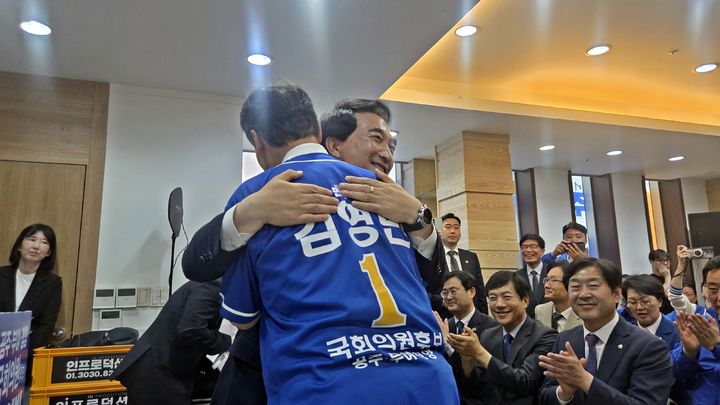 [공주=뉴시스] 송승화 기자 = 박수현 충남도지사 후보가 김영빈 후보를 꼭 안아주며 승리를 다짐하고 있다. 2026.05.19. ssong1007@newsis.com *재판매 및 DB 금지
