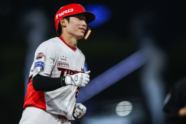 [서울=뉴시스] 프로야구 KIA 타이거즈 김호령이 19일 광주-기아챔피언스필드에서 열린 2026 신한 쏠 KBO리그 LG 트윈스전에서 홈런을 친 뒤 베이스를 돌고 있다. (사진=KIA 타이거즈 제공) 2026.05.19. *재판매 및 DB 금지